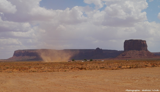 Poussière soulevée par le vent et affectant localement la visibilité dans Monument Valley, Arizona / Nation Navajo