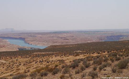 Panorama du secteur de Page, Arizona / Nation Navajo, en amont du Grand Canyon sur le fleuve Colorado