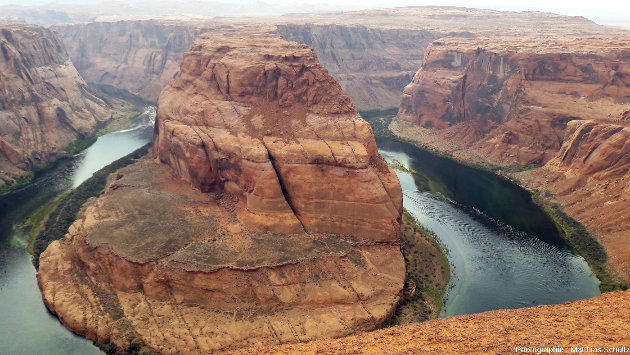 Le méandre Horseshoe Bend du fleuve Colorado, en amont du Grand Canyon et environ 6 km en aval du barrage de Glen Canyon, creusé dans les grès rouges Navajo à proximité de Page, Arizona / Nation Navajo