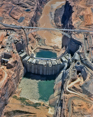 Le barrage de Glen Canyon en cours de construction en 1962, à proximité de Page, Arizona / Nation Navajo, en amont du méandre Horseshoe Bend et du Grand Canyon