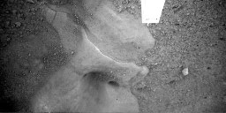 Gros plan sur une partie du niveau massif et clair situé sous Phoenix (Mars)