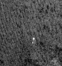 Phoenix descendant au bout de son parachute photographié avec la caméra haute résolution (HIRISE) de Mars Reconnaissance Orbiter