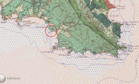 Localisation, sur fond géologique, des taffonis de la plage de Cabasson face au fort de Brégançon (cercle rouge)