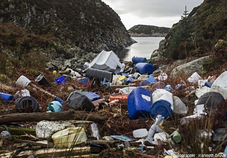 Exemple d'une autre Plastic Bay, sur la plus grande ile de Sotra, Norvège