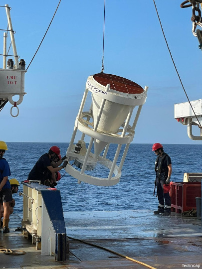 Déploiement d'un piège à particules en mer Méditerranée