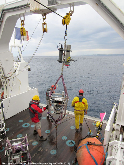 Déploiement d'incubateurs in situ pour mesurer la respiration bactérienne en profondeur en mer Méditerranée