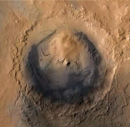 image verticale du cratère Gale, ellipse où était prévu l'atterrissage et point (vert) localisant exactement le site d'atterrissage de Curiosity