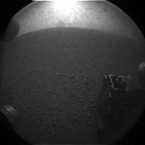 Première image transmise par Curiosity, prise par une des hazcams arrière