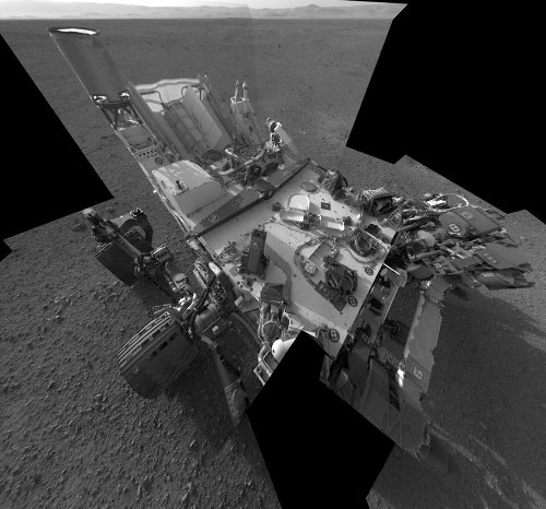 L'un des auto-portraits de Curiosity mis en ligne par la NASA, mosaïque de dizaines d'images prises par certaines caméras du mat