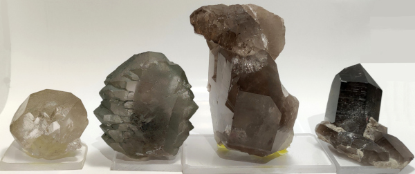 Quartz gwindel incolore, gwindel fumé chloriteux, gwindel sur quartz fumé, quartz morion (6cm), Mont-Blanc