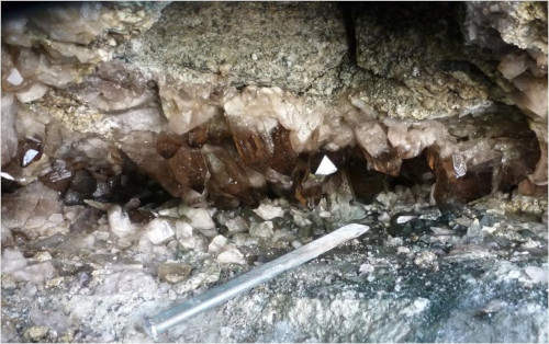 Exemple de four (maxi-géode) à quartz fumés du Mont-Blanc