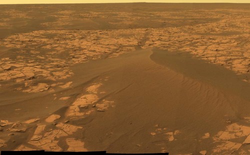 Détail d'une dune et de son substratum stratifié visible au premier plan à gauche de la dune