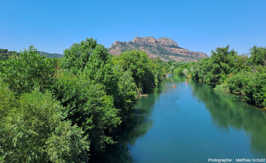 Le rocher de Roquebrune (Var) vu depuis le pont sur le fleuve Argens au Nord-Est