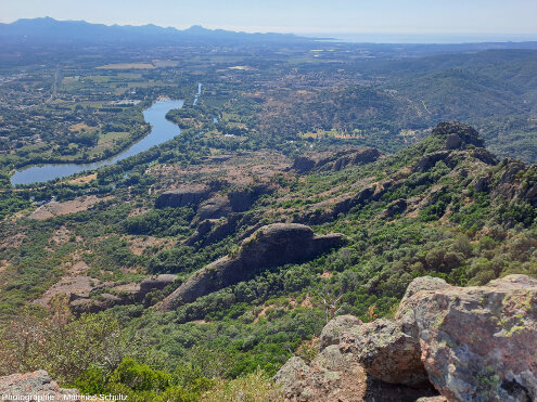 Vue depuis le sommet du rocher de Roquebrune (Var) en direction du Sud-Est et du village historique