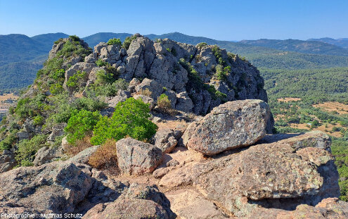 Vue depuis le sommet du rocher de Roquebrune (Var) en direction du Sud