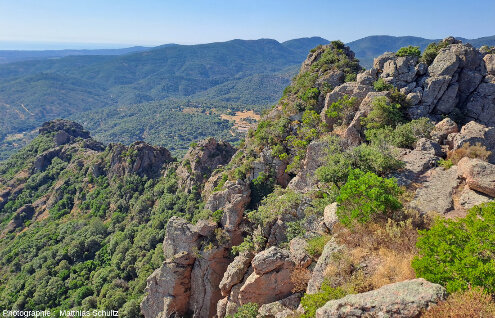 Vue depuis le sommet du rocher de Roquebrune (Var) en direction du Sud-Ouest