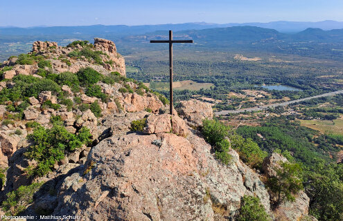Vue depuis le sommet du rocher de Roquebrune (Var) en direction du Nord, avec une des trois croix modernes en premier plan