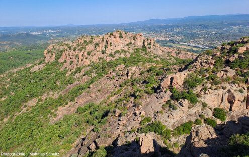 Vue depuis le sommet du rocher de Roquebrune (Var) en direction du Nord-Ouest
