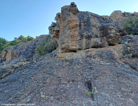 Pentes Sud du rocher de Roquebrune (Var) formées par les brèches conglomératiques de la base de la formation de la Serre