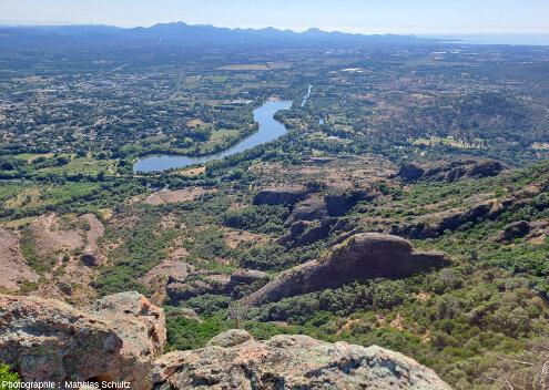 Vue des pentes Nord du rocher de Roquebrune (Var) depuis le sommet et en direction du Nord-Est