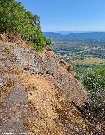 Vue rapprochée des grès conglomératiques du niveau intermédiaire de la formation de la Serre, sur les pentes Nord du rocher de Roquebrune (Var)