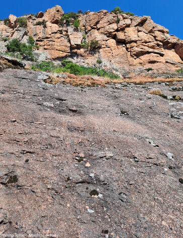 Vue rapprochée de la limite entre le niveau intermédiaire et le niveau sommital de la formation de la Serre sur les pentes Nord du rocher de Roquebrune (Var)