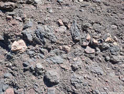 Détail du conglomérat basal de la formation de la Serre à l'Est du rocher, dans le village historique de Roquebrune-sur-Argens (Var)