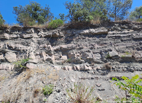 Affleurement de la formation du Muy (Var), le long de la DN7, montrant des bancs irréguliers, chenalisants, indices d'un milieu fluviatile