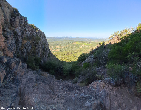 Dépression formée par l'érosion, probablement en reprenant une zone fragilisée par un accident tectonique ou une diaclase, empruntée par le sentier sur la face Sud du rocher de Roquebrune-sur-Argens (Var)