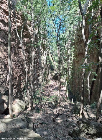 Petite gorge formée par l'érosion, probablement en reprenant une zone fragilisée par un accident tectonique ou une diaclase, sur la face Nord-Est du rocher de Roquebrune-sur-Argens (Var) dans le secteur du Saint-Trou