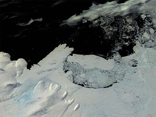 Choc entre la langue glaciaire flottante de Mertz et l'iceberg B-9B
