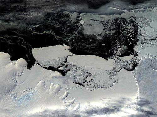 Choc entre la langue glaciaire flottante de Mertz et l'iceberg B-9B