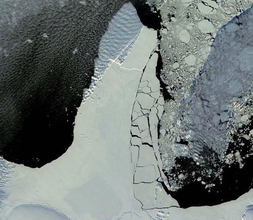 Image haute résolution montrant la rupture partielle d'une "péninsule" de la plateforme Ronne-Filchner