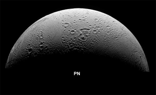 La région du pôle Nord (PN) d'Encelade