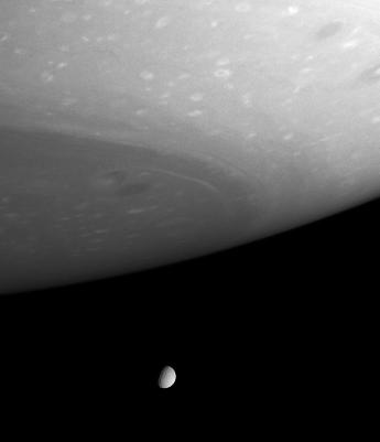 Téthys (diamètre de 1060 km) et Saturne