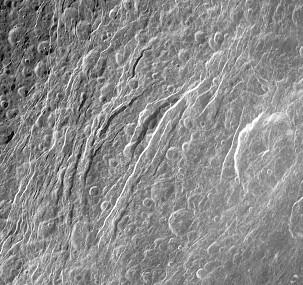 Failles recoupant des cratères d'impact sur la surface de Dioné