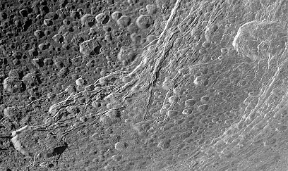 Failles recoupant des cratères d'impact sur la surface de Dioné
