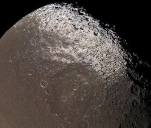 Japet : détail sur la limite Nord de Cassini Régio