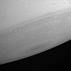 Vue rasante du pôle Sud de Saturne, le 23 avril 2005 depuis 2,4 millions de km