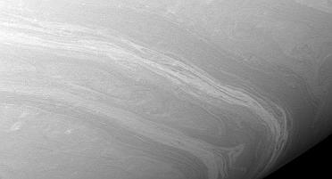 Écoulement "laminaire" de la couche nuageuse de Saturne
