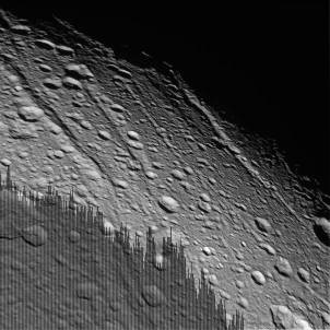 Détail des rides et fossés du Nord-Est de Dioné, satellite de Saturne