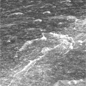Gros plan sur des cratères de Dioné recoupés par des failles normales