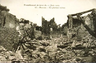 Carte postale d'époque montrant des dégâts à Rognes (juin 1909)