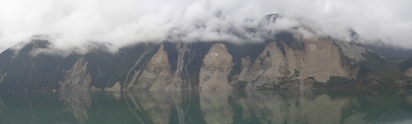 Traces de glissements de terrain co-sismiques au-dessus du lac (artificiel) de barrage de Zipingpu
