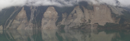 Traces de glissements de terrain co-sismiques au dessus du lac (artificiel) de barrage de Zipingpu