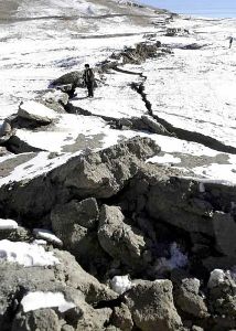 La rupture associée au séisme de Kokoxili du 14 novembre 2002, orobablement près de la passe de Kunlun (~94E)