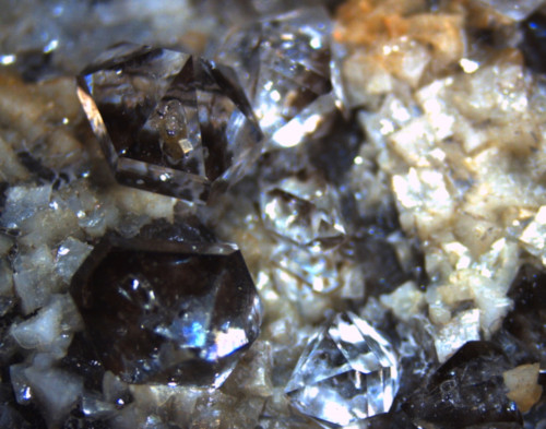 Quartz diamant plurimillimétrique (en haut à gauche) avec inclusion de méthane, dans une septaria d'Orpierre (Hautes-Alpes)
