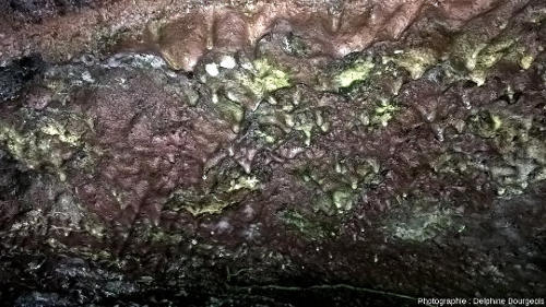 Plafond du tunnel de lave montrant des “stalactites” de basalte