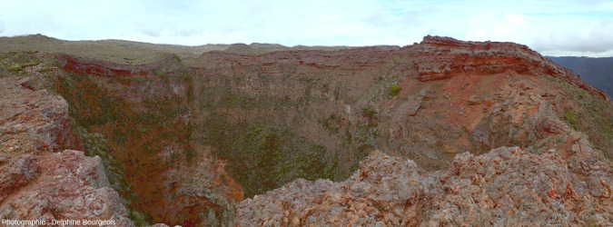 Vue panoramique du cratère Commerson vu depuis sa bordure Nord, ile de La Réunion