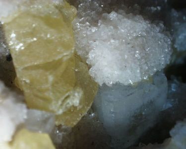 Calcite et soufre cristallisés (Sicile)